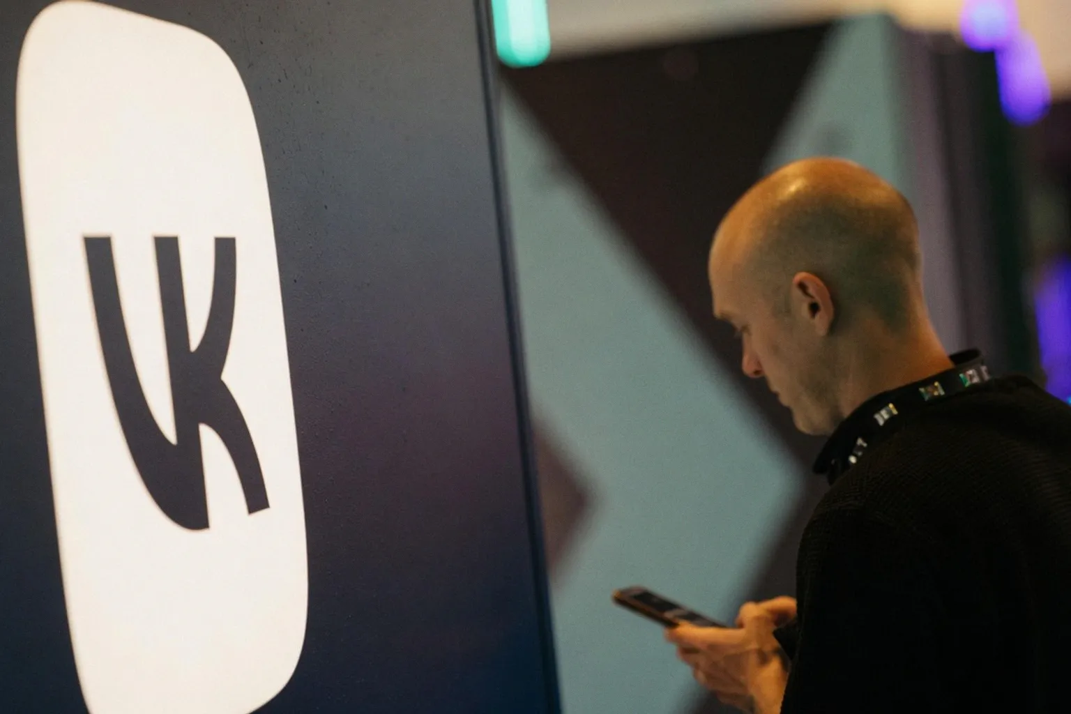 Удаление сервисов VK из App Store: последствия для пользователей iPhone и доступность приложений